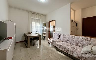 AMPIO TRILOCALE CON BALCONE IN PIENO CENTRO