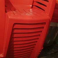 sedie in plastica rosse