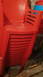 sedie in plastica rosse