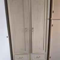 Armadio di legno con 2 ante