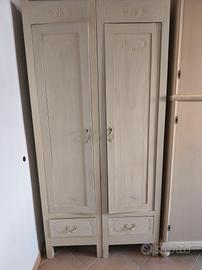 Armadio di legno con 2 ante