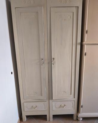Armadio di legno con 2 ante