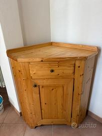 Mobilino d’angolo in legno massello