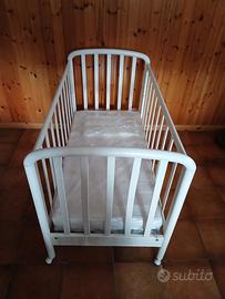 Lettino bambino con cassettone materasso cuscino. 