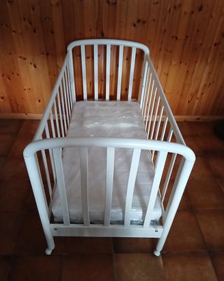 Lettino bambino con cassettone materasso cuscino. 