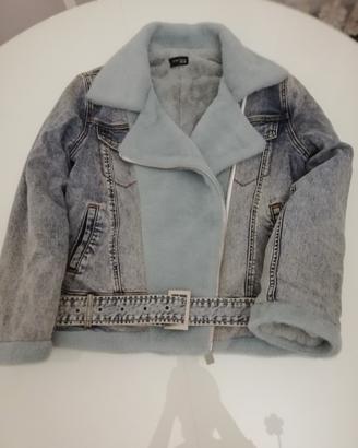 Particolare giubbotto in denim 