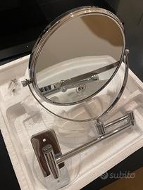 Specchio estensibile per trucco.