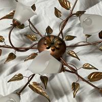 Lampadario in ferro battuto e calle