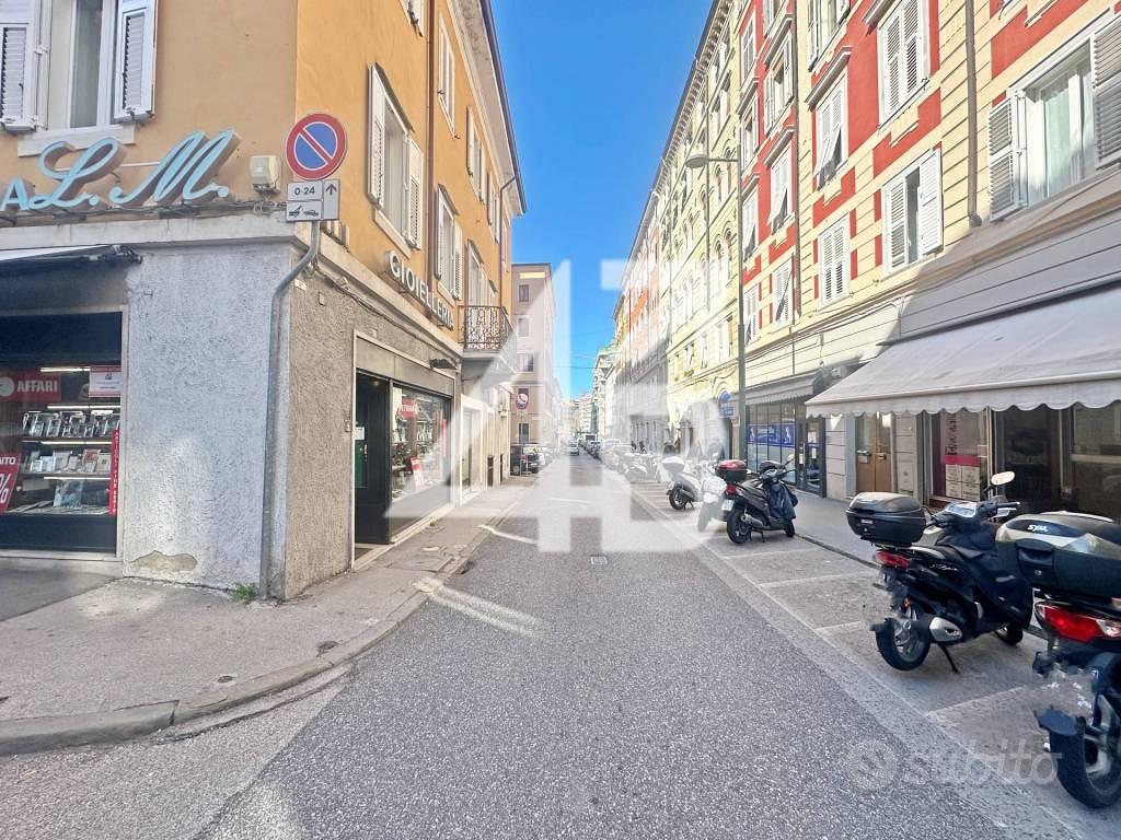 Attività / Licenza di 100 m² con 3 locali a Triest