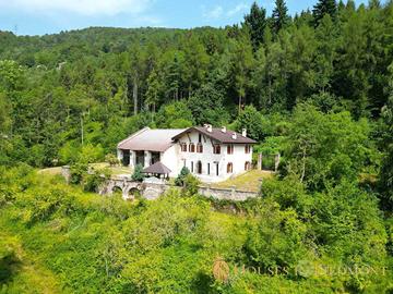 Rustico / Casale di 380 m² con più di 5 locali a G