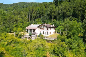 Rustico / Casale di 380 m² con più di 5 locali a G