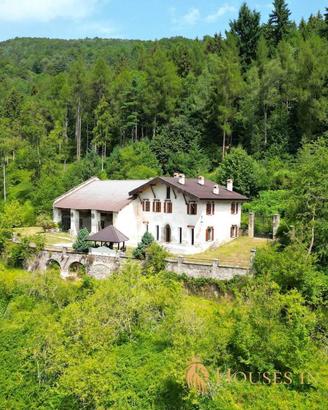 Rustico / Casale di 380 m² con più di 5 locali a G