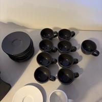 Servizio tazzine caffè nere con piattini