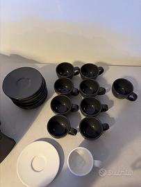 Servizio tazzine caffè nere con piattini