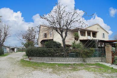 4 LOCALI A ROSETO DEGLI ABRUZZI