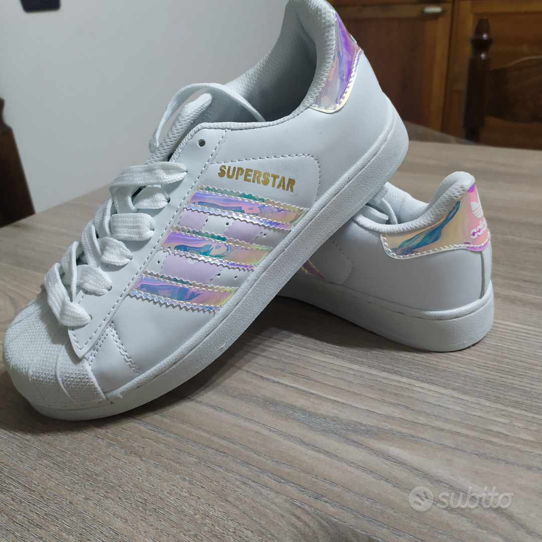 Scarpe simili 2024 alle adidas superstar