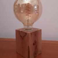 Lampada da tavolo in legno di ulivo