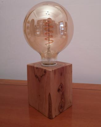 Lampada da tavolo in legno di ulivo