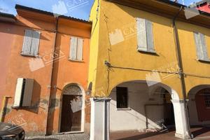 Casa indipendente di 310 m² con più di 5 locali a 