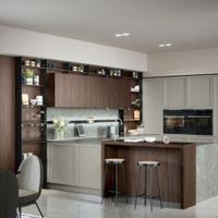 CUCINA CON PENISOLA+PIANO SNACK CON AMPIE COLONNE