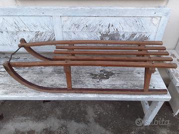 Antica slitta in legno e ferro