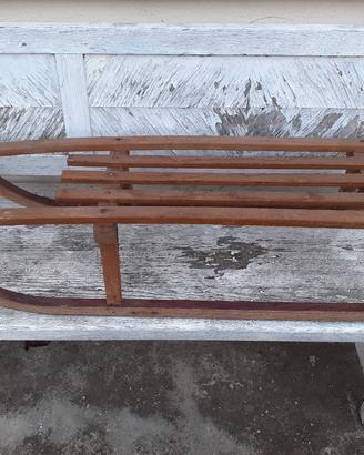 Antica slitta in legno e ferro
