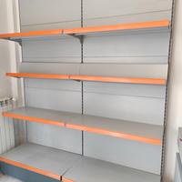 Scaffali. Metallo. Si trovano a Lodi.