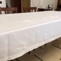 Tovaglia bianca con tovaglioli