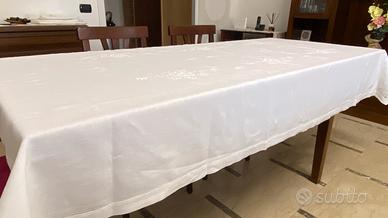 Tovaglia bianca con tovaglioli