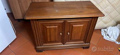 Mobiletto in legno con due ante