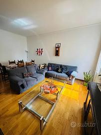 Stanza libera da subito in trilocale arredato