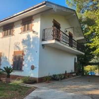 Casa semindipendente con corte recintata