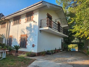 Casa semindipendente con corte recintata