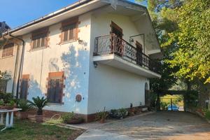 Casa semindipendente con corte recintata