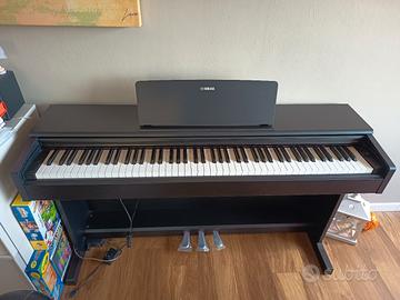 pianoforte Yamaha Arius 