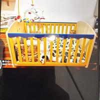 Lettino con doghe in legno colorato