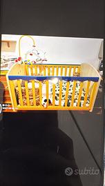 Lettino con doghe in legno colorato e materasso