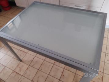 Tavolo moderno alluminio e vetro temperato