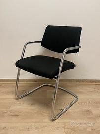 Sedia elegate cromata e tessuto nero