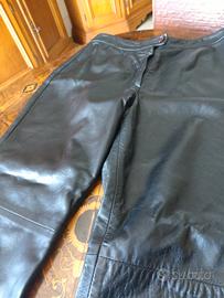 pantaloni in pelle nera