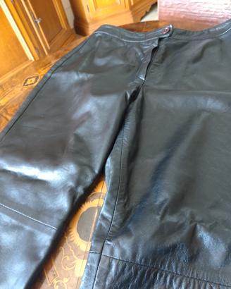 pantaloni in pelle nera