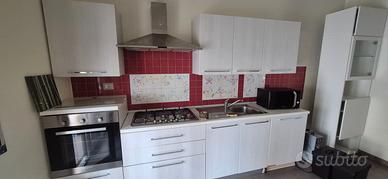 Cucina colore bianco completa di elettrodomestici 