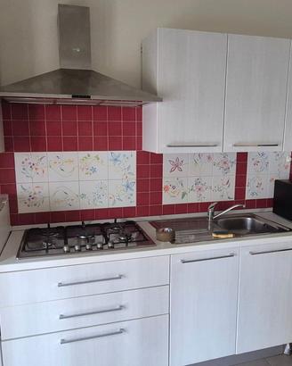 Cucina colore bianco completa di elettrodomestici 
