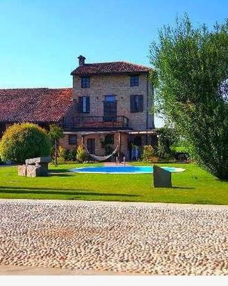 CASCINETTA RISTRUTTURATA CON AMPIO GIARDINO E PISC