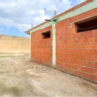 Ampio locale commerciale con giardino