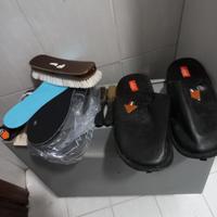 Scarpiera richiudibile in plastica con pantofole e