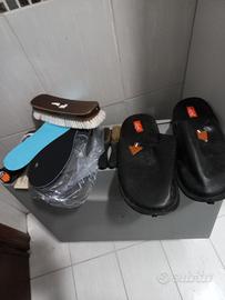 Scarpiera richiudibile in plastica con pantofole e