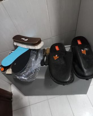 Scarpiera richiudibile in plastica con pantofole e