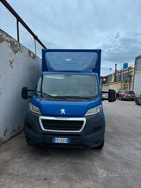 pegeout boxer con sponda idraulica palfinger