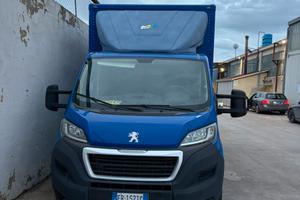 pegeout boxer con sponda idraulica palfinger